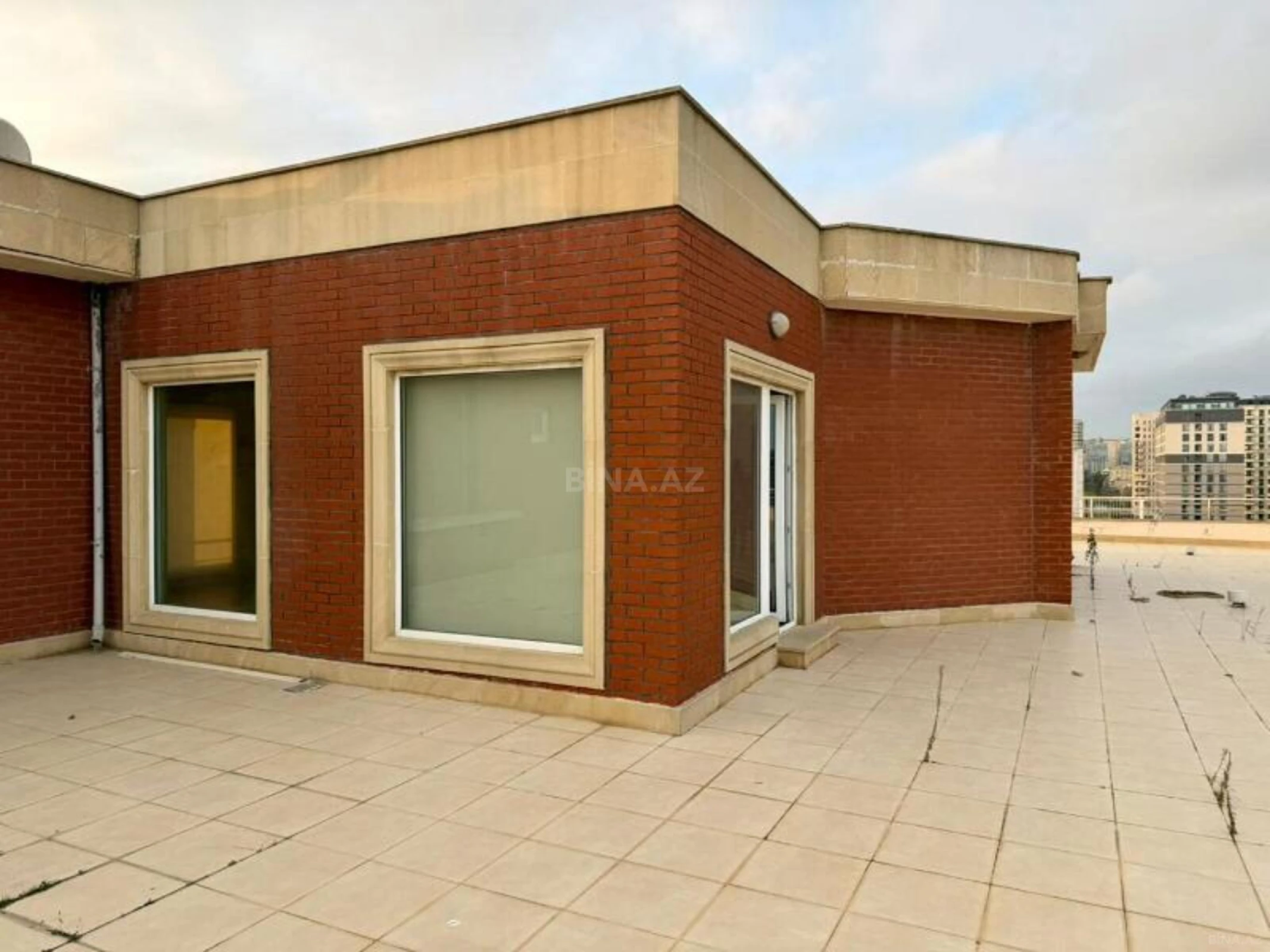 Satılır 5 otaqlı mənzil 390 m²