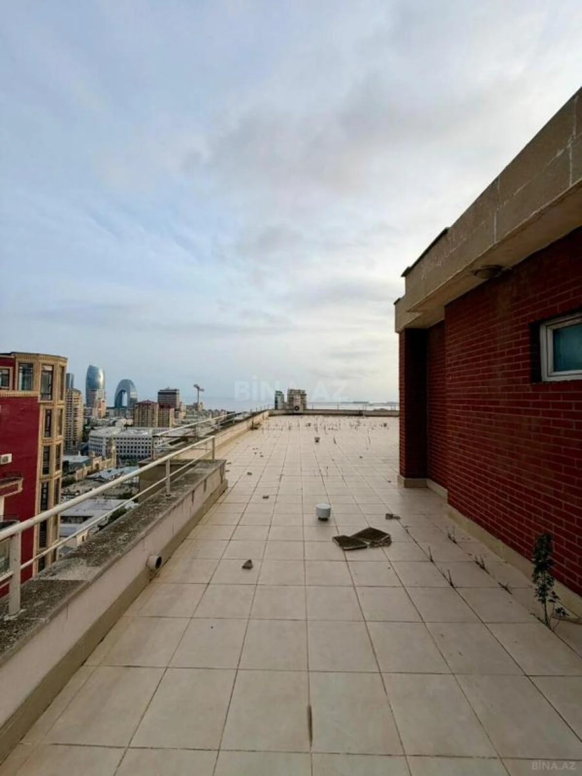 Satılır 5 otaqlı mənzil 390 m²