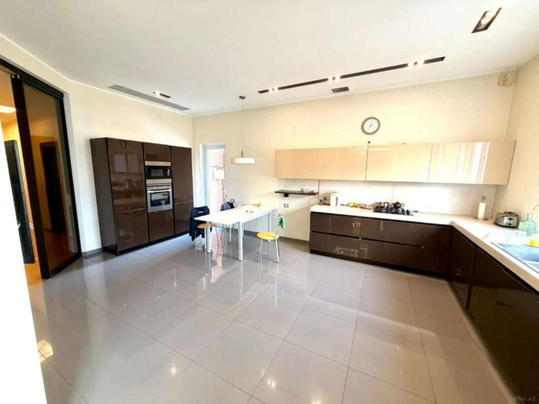 Satılır 5 otaqlı mənzil 390 m²