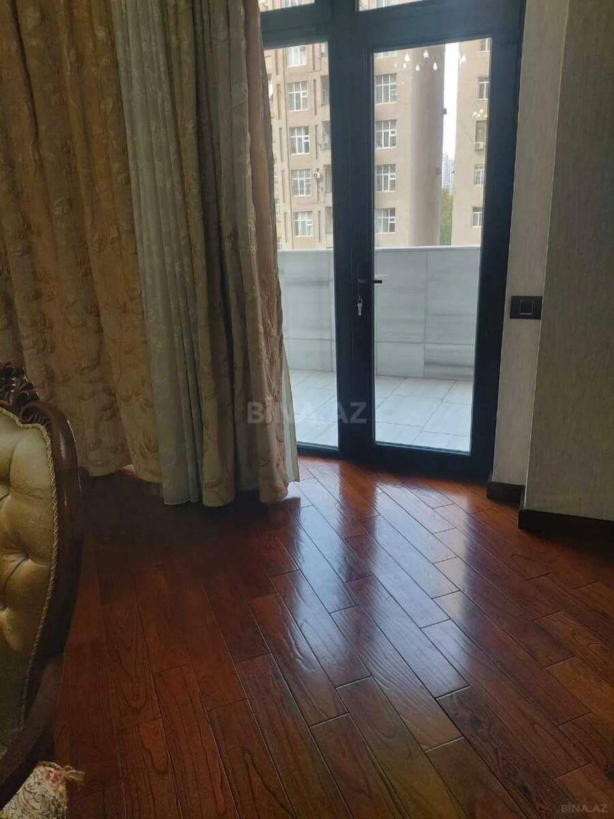 Satılır 3 otaqlı mənzil 156 m²