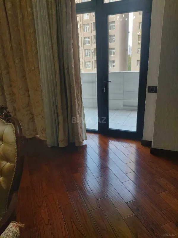 Satılır 3 otaqlı mənzil 156 m²