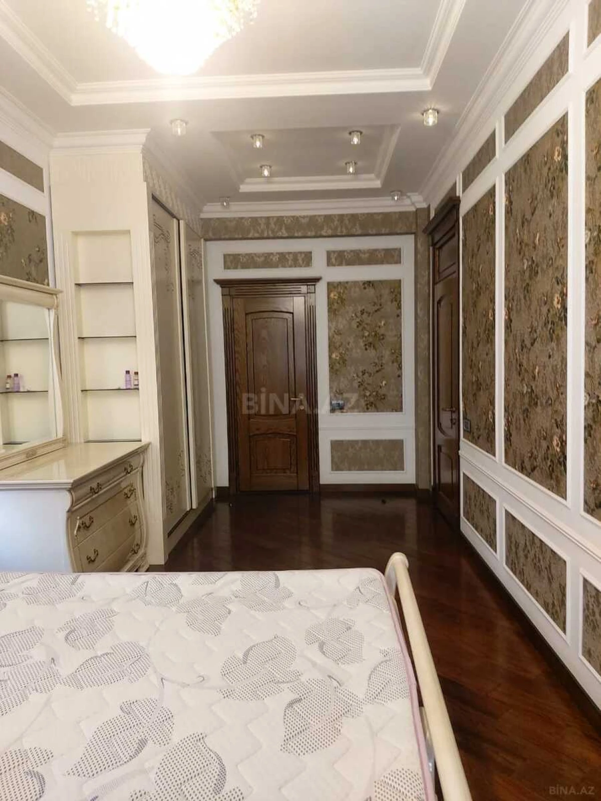 Satılır 3 otaqlı mənzil 156 m²