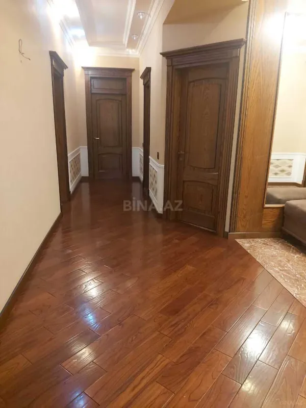 Satılır 3 otaqlı mənzil 156 m²