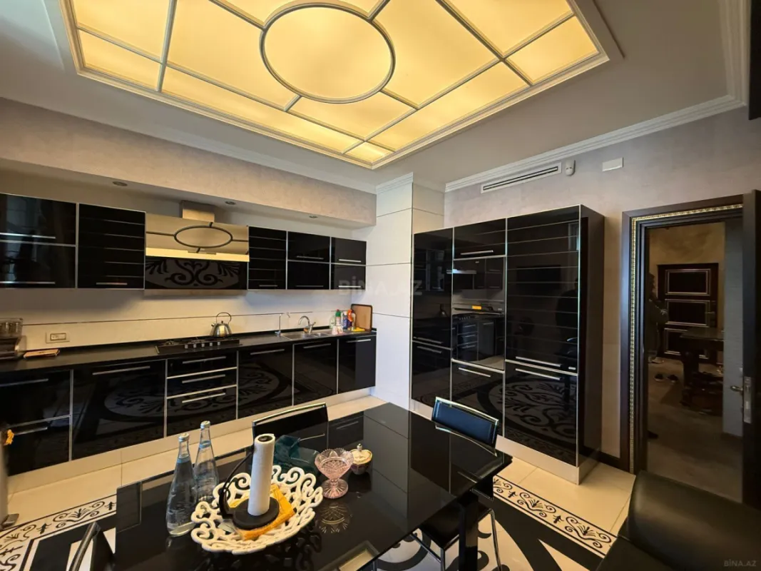 Satılır 4 otaqlı mənzil 200 m²