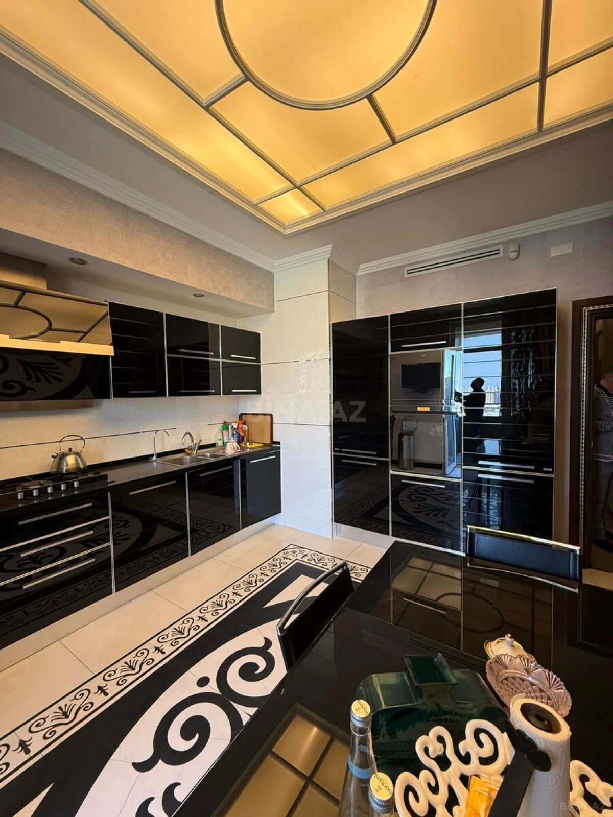 Satılır 4 otaqlı mənzil 200 m²