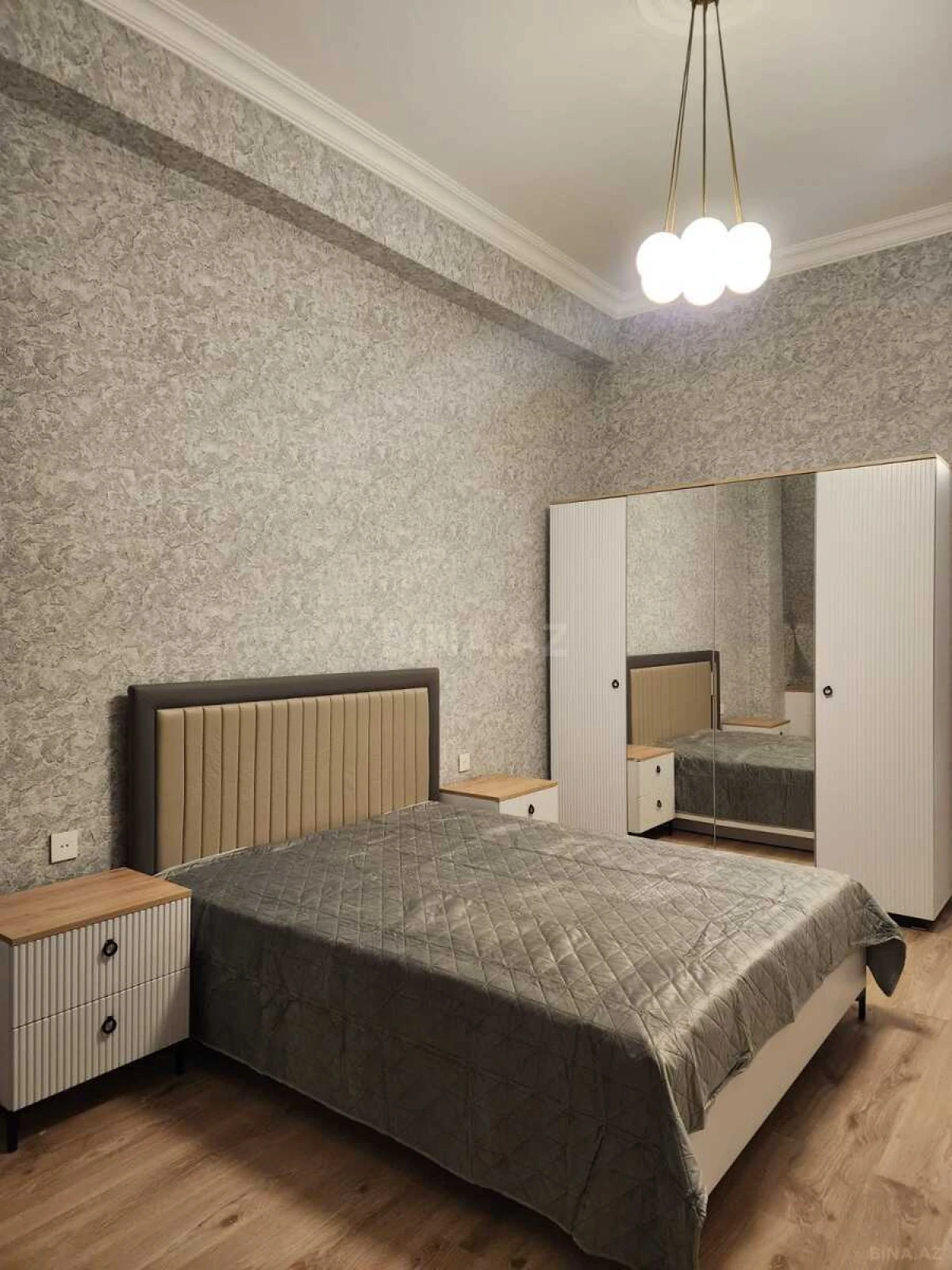 Satılır 3 otaqlı mənzil 141 m²