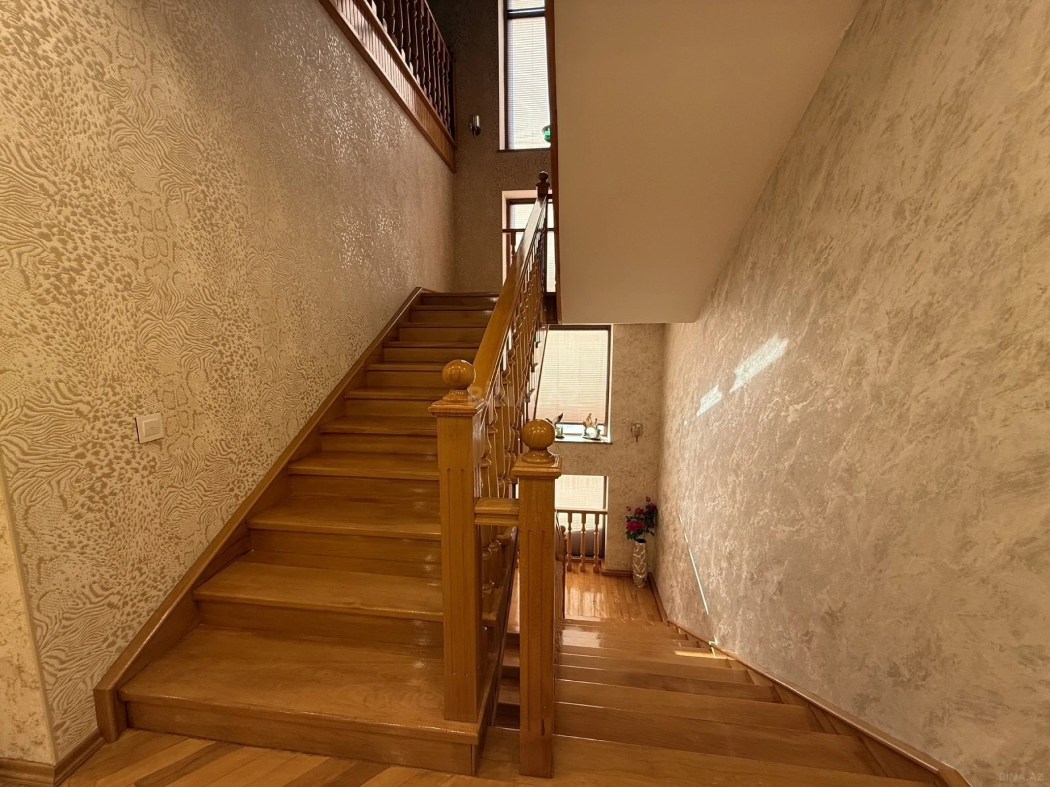 Satılır 7 otaqlı həyət evi 540 m²