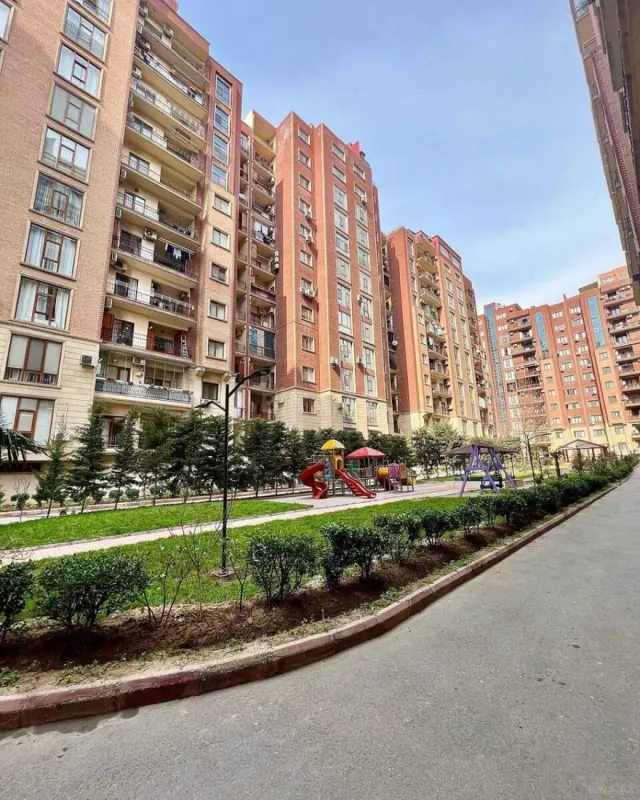 Satılır 4 otaqlı mənzil 180 m²