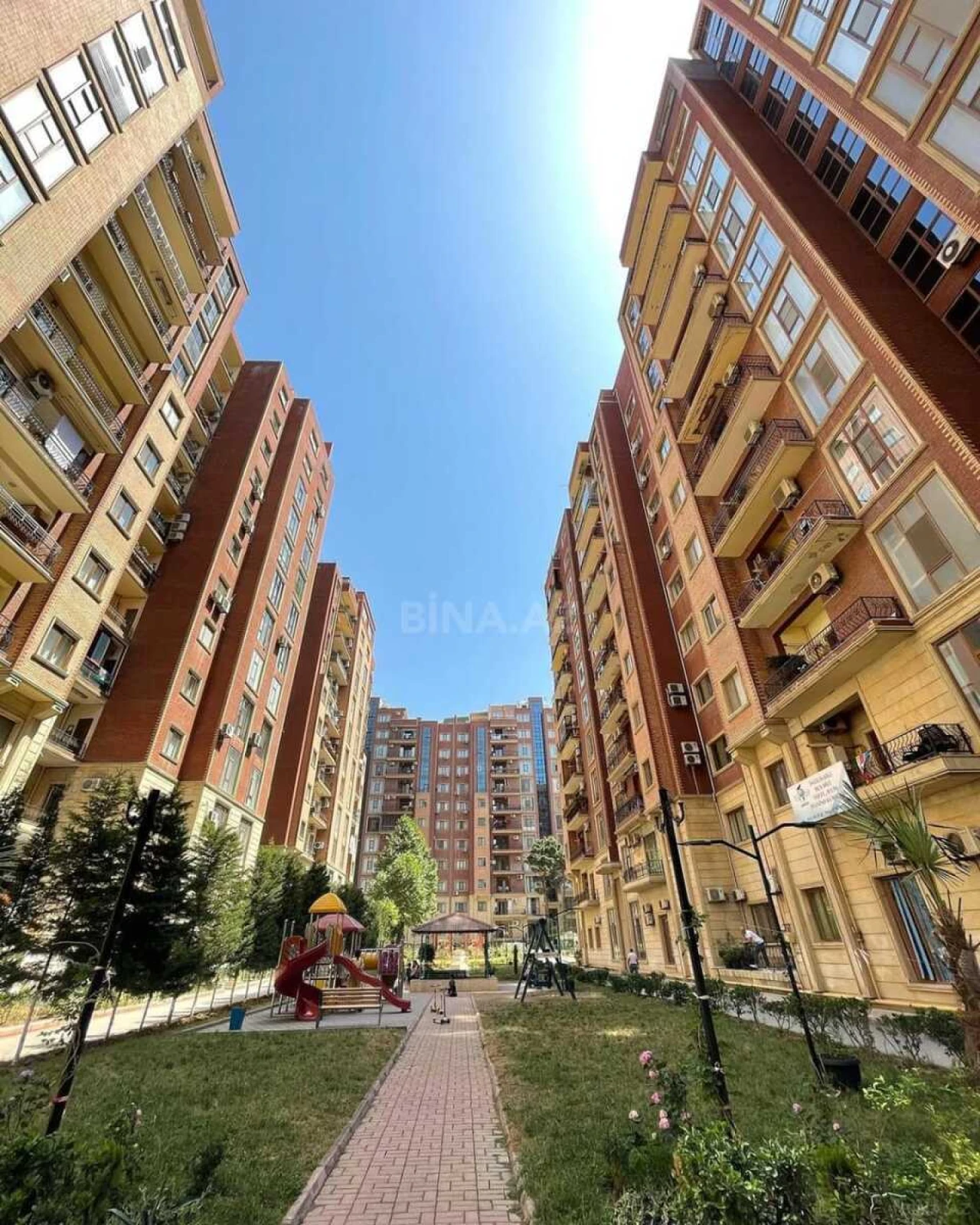 Satılır 4 otaqlı mənzil 180 m²