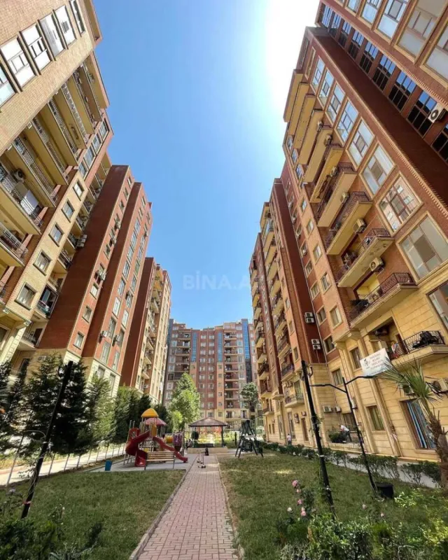 Satılır 4 otaqlı mənzil 180 m²