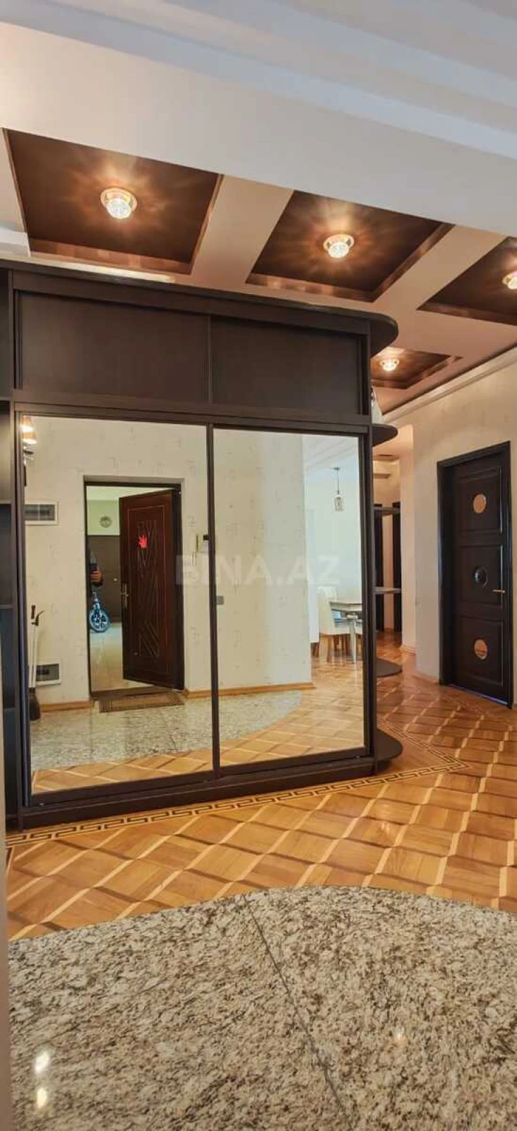 Satılır 4 otaqlı mənzil 180 m²