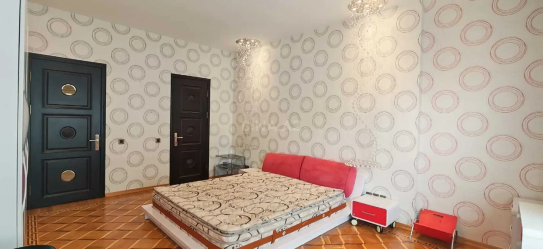 Satılır 4 otaqlı mənzil 180 m²
