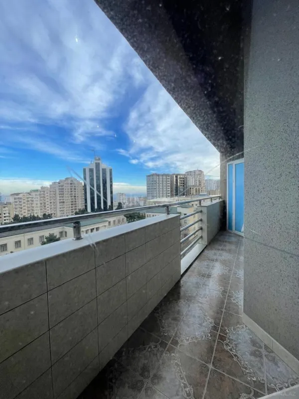 Satılır 4 otaqlı mənzil 186 m²