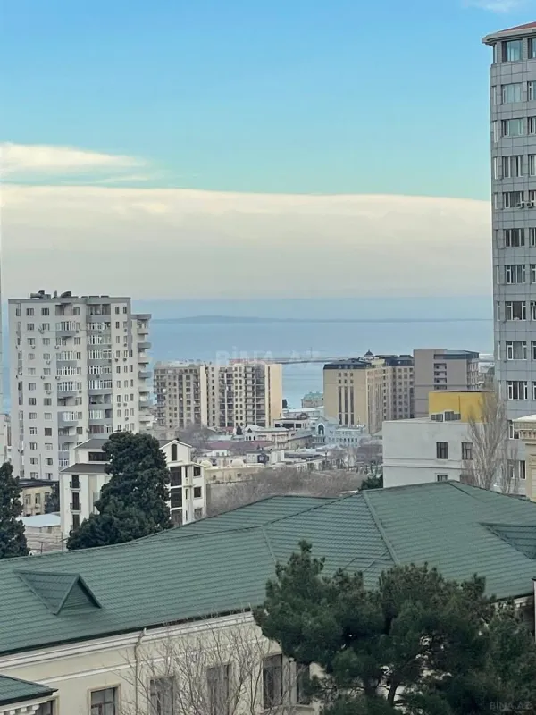 Satılır 4 otaqlı mənzil 186 m²