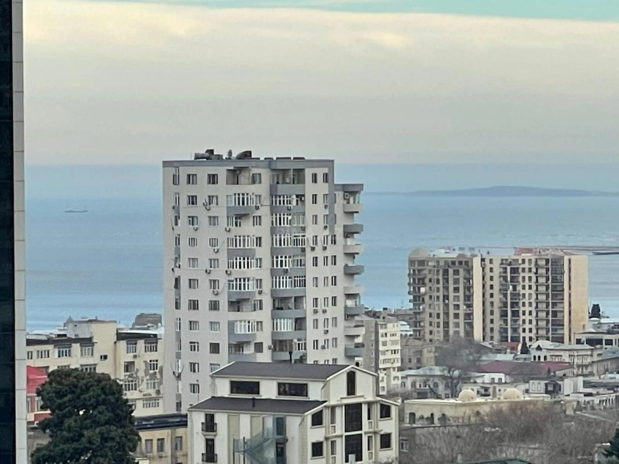 Satılır 4 otaqlı mənzil 186 m²