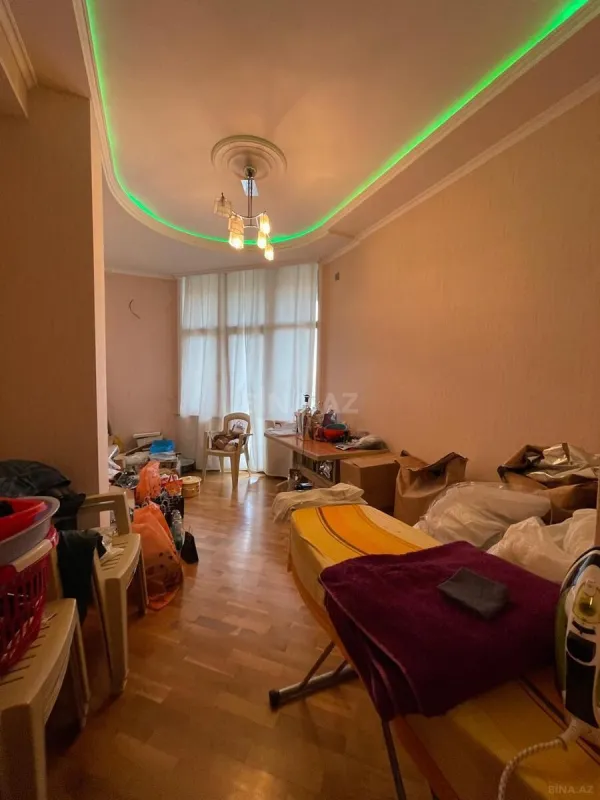 Satılır 4 otaqlı mənzil 186 m²