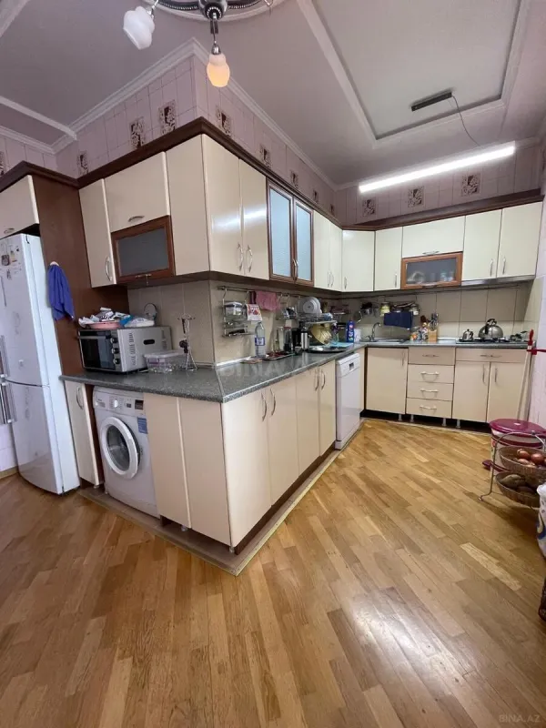 Satılır 4 otaqlı mənzil 186 m²
