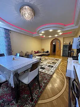 Satılır 4 otaqlı mənzil 186 m²