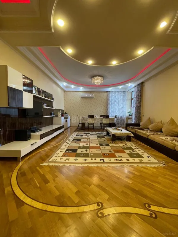 Satılır 4 otaqlı mənzil 186 m²