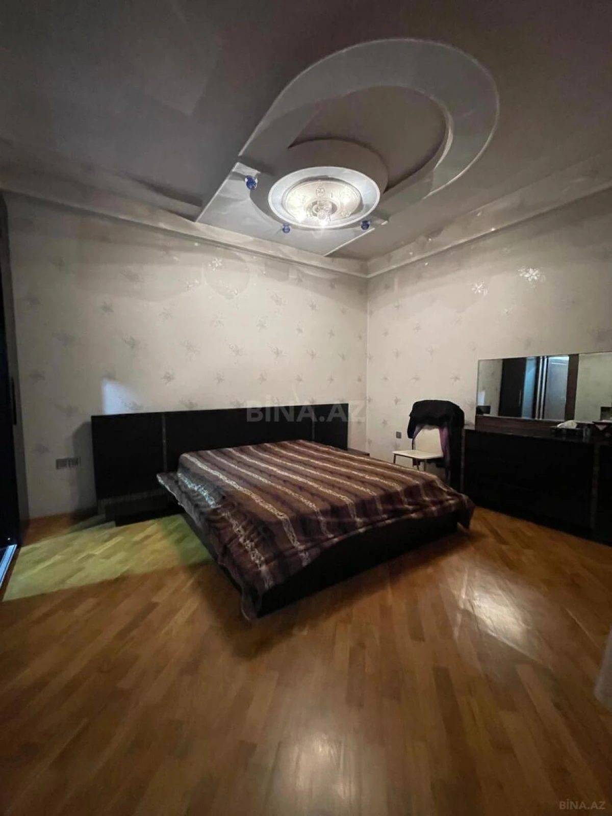 Satılır 4 otaqlı mənzil 186 m²