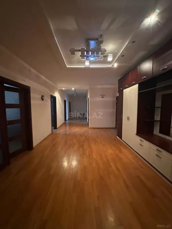 Kirayə verilir 4 otaqlı mənzil 130 m²