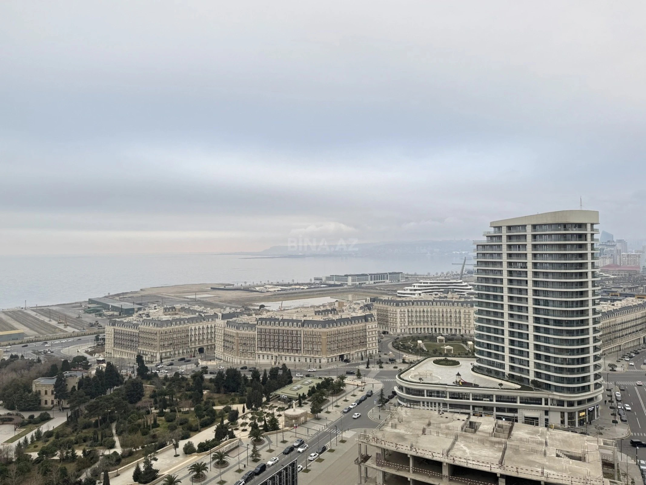 Satılır 4 otaqlı mənzil 324 m²