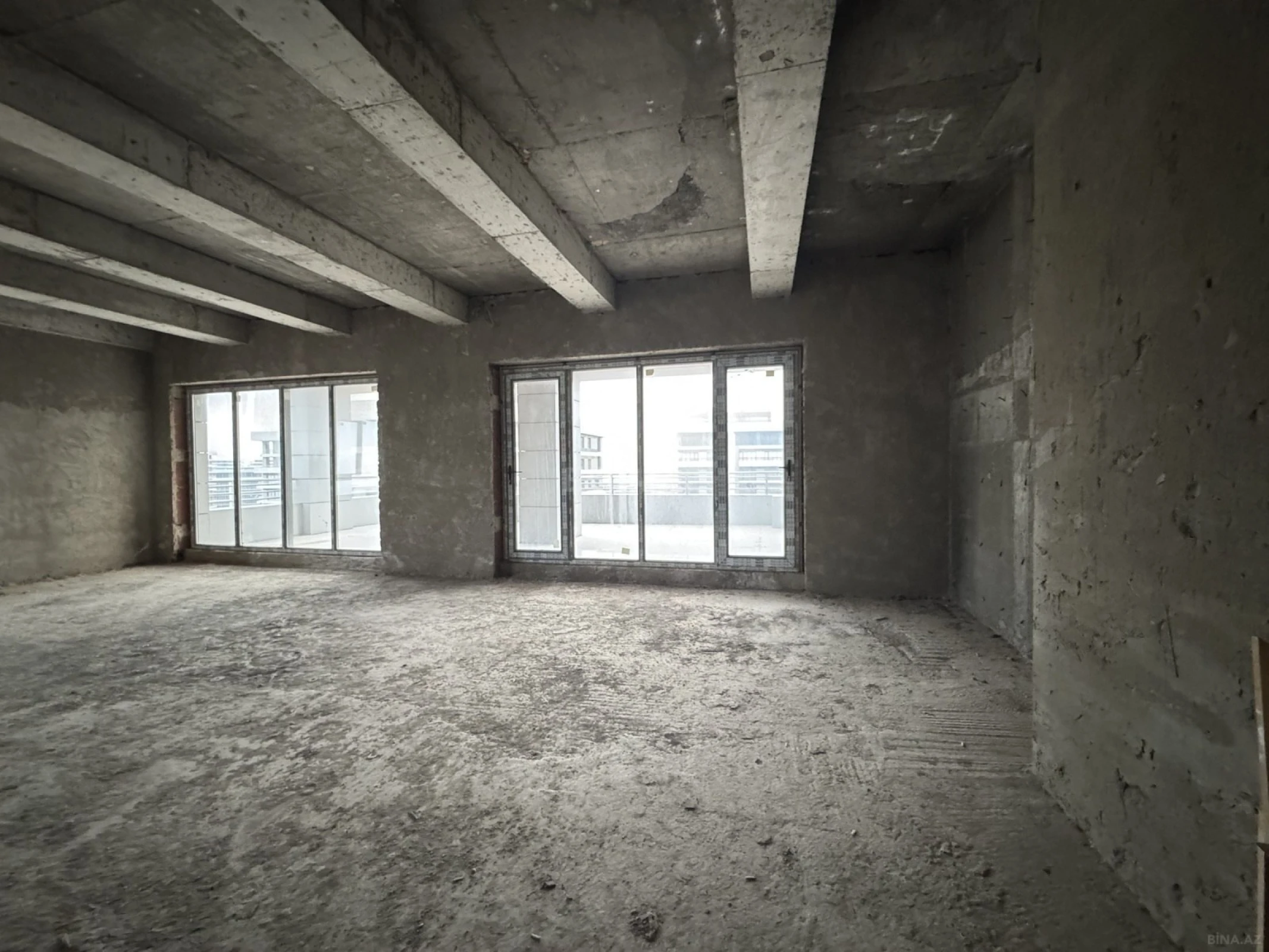 Satılır 4 otaqlı mənzil 324 m²