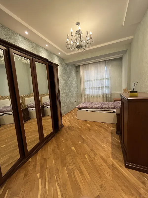 Satılır 3 otaqlı mənzil 130 m²