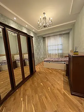 Satılır 3 otaqlı mənzil 130 m²