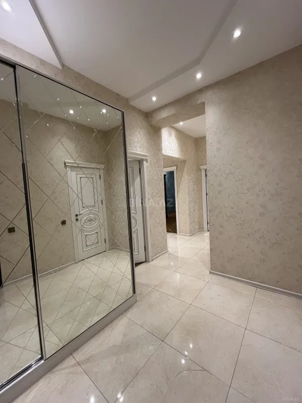 Satılır 3 otaqlı mənzil 130 m²