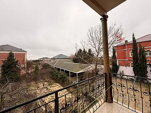 Satılır 5 otaqlı həyət evi 300 m²