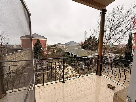 Satılır 5 otaqlı həyət evi 300 m²