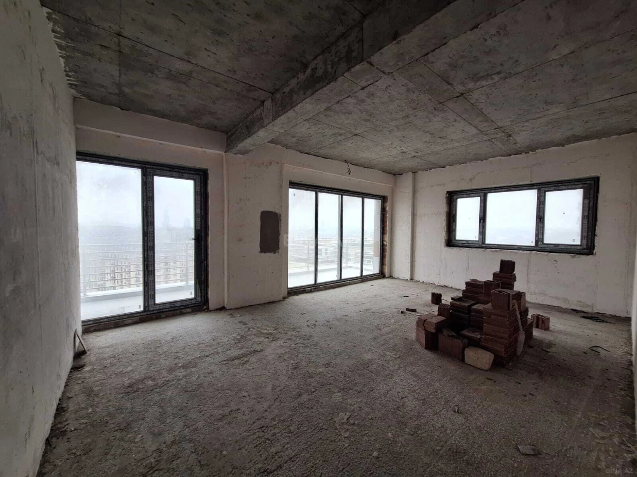 Satılır 3 otaqlı mənzil 163 m²