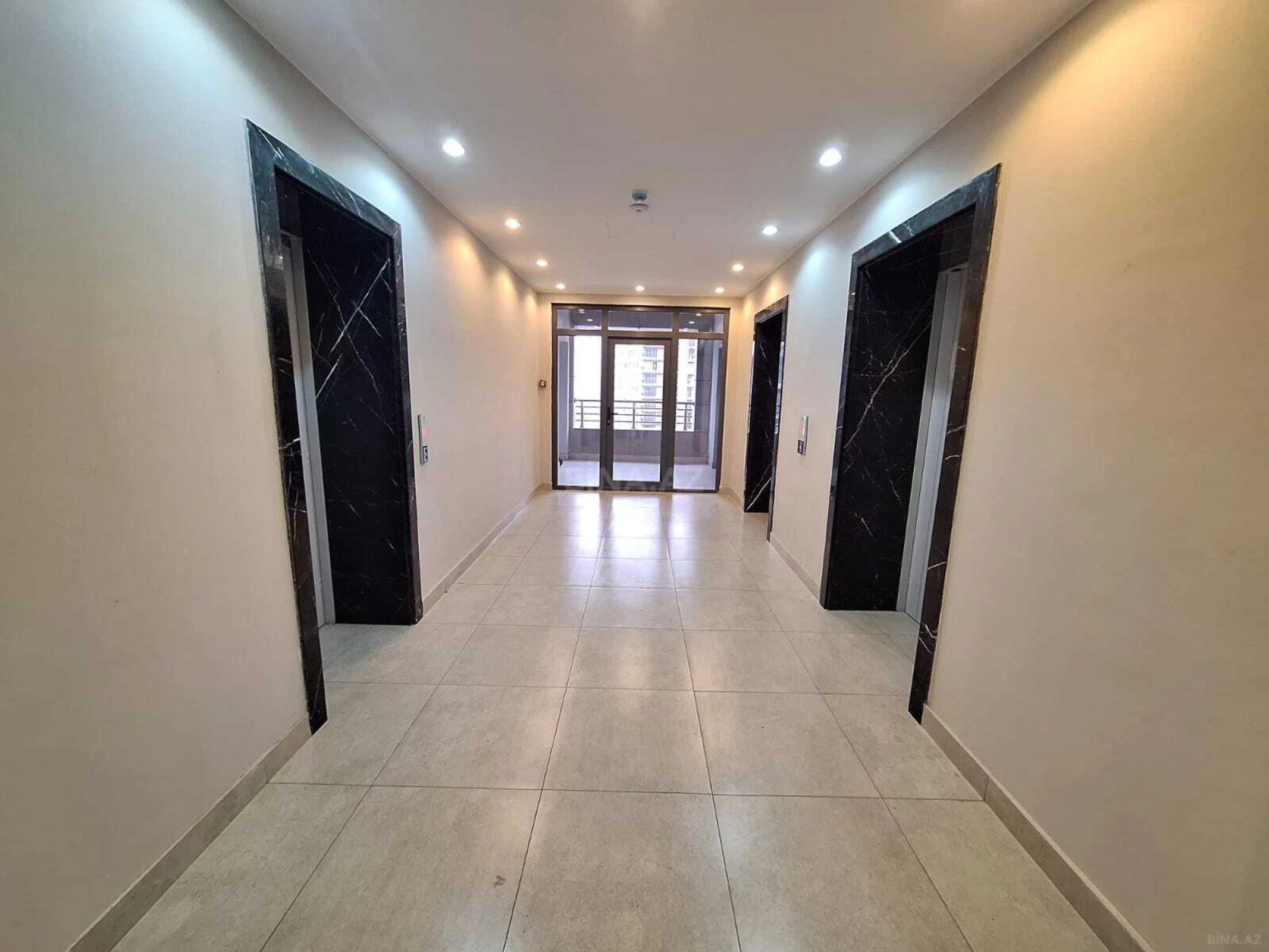 Satılır 3 otaqlı mənzil 163 m²
