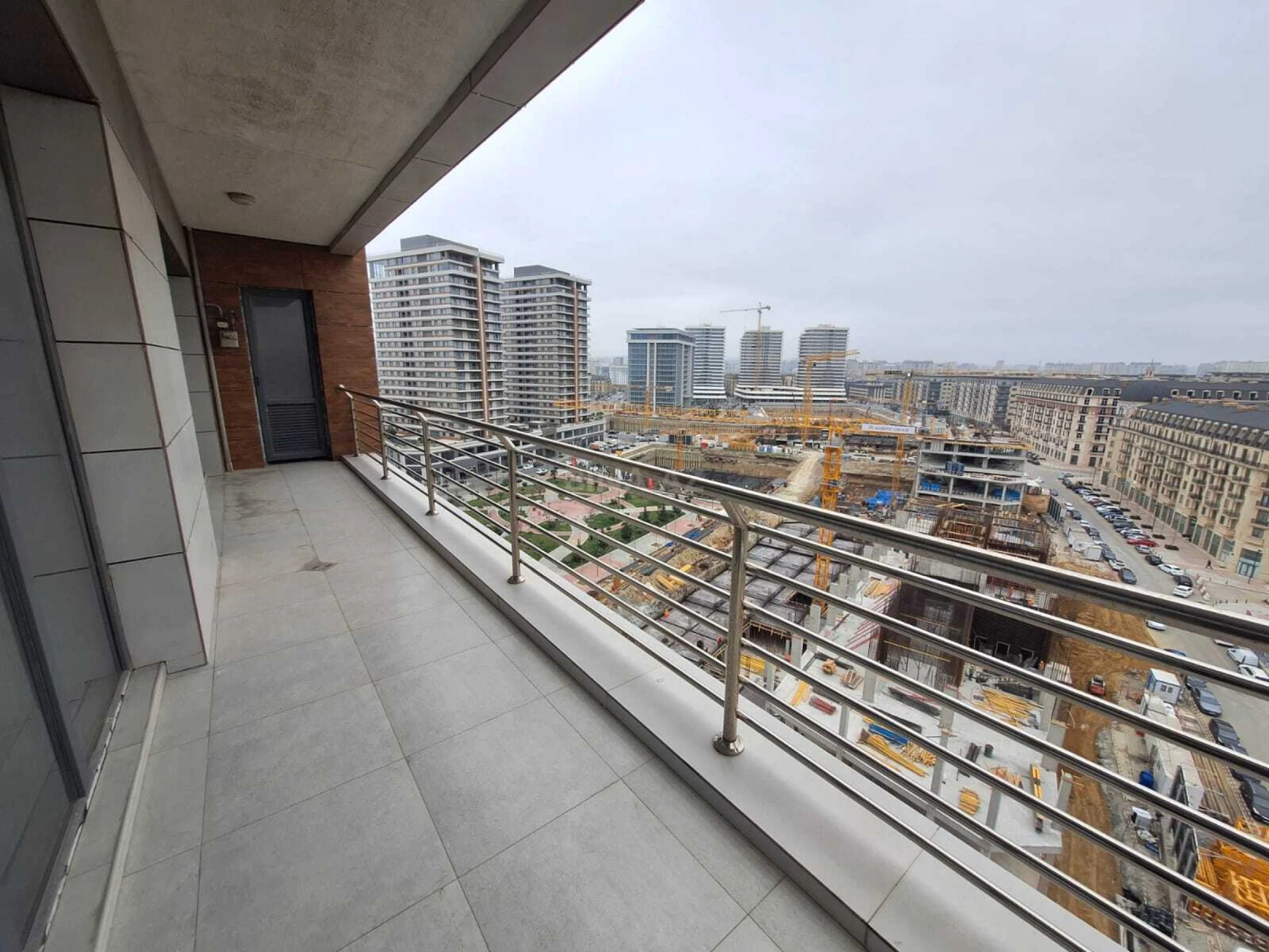Satılır 3 otaqlı mənzil 163 m²
