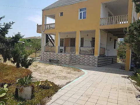 Satılır 5 otaqlı həyət evi 250 m²
