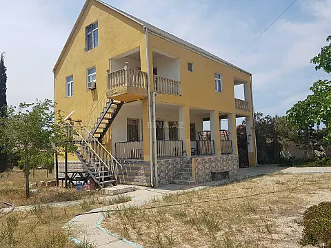 Satılır 5 otaqlı həyət evi 250 m²