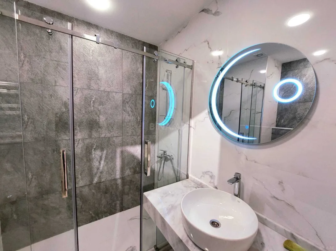 Satılır 4 otaqlı mənzil 180 m²