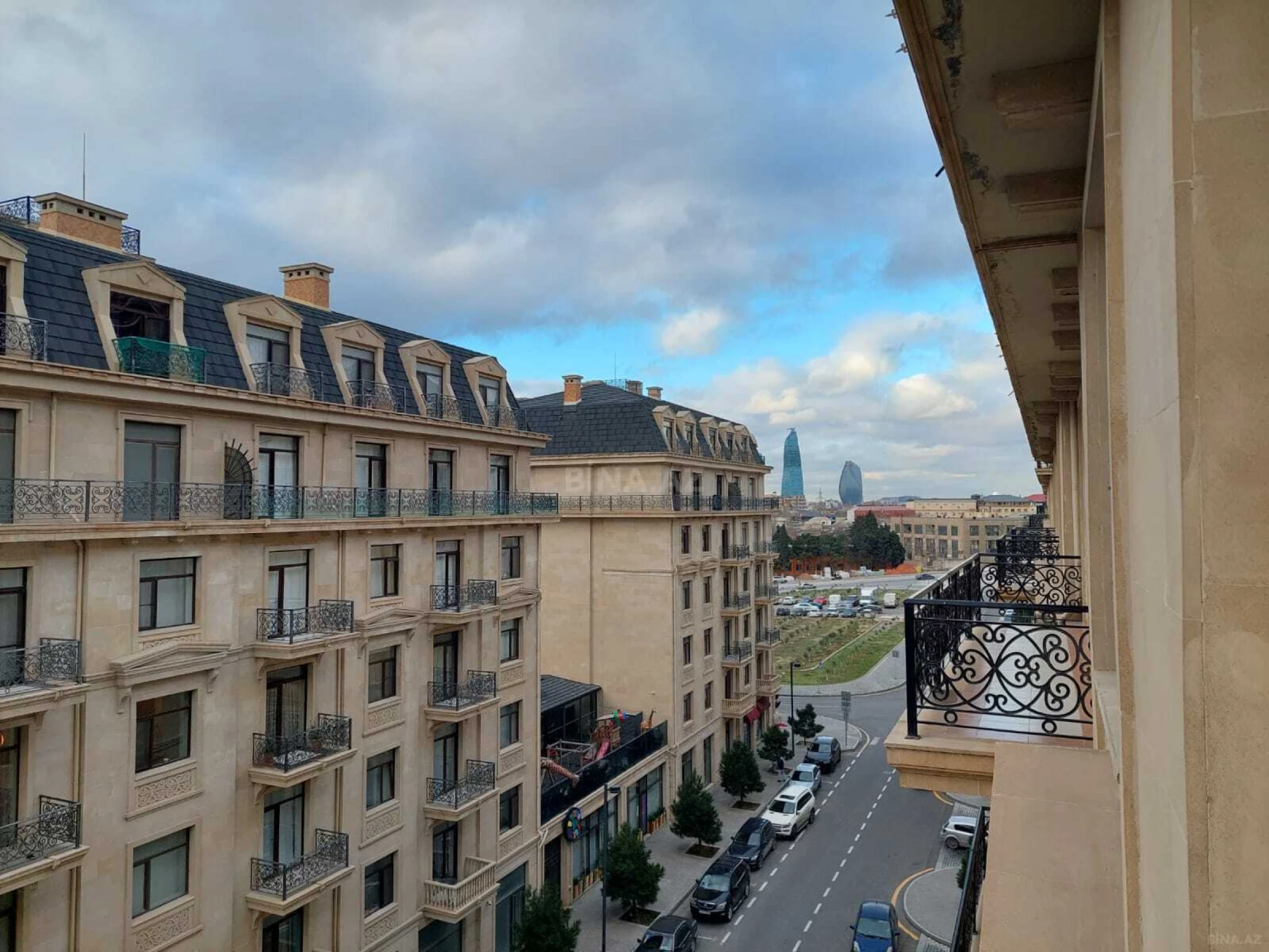 Satılır 4 otaqlı mənzil 180 m²