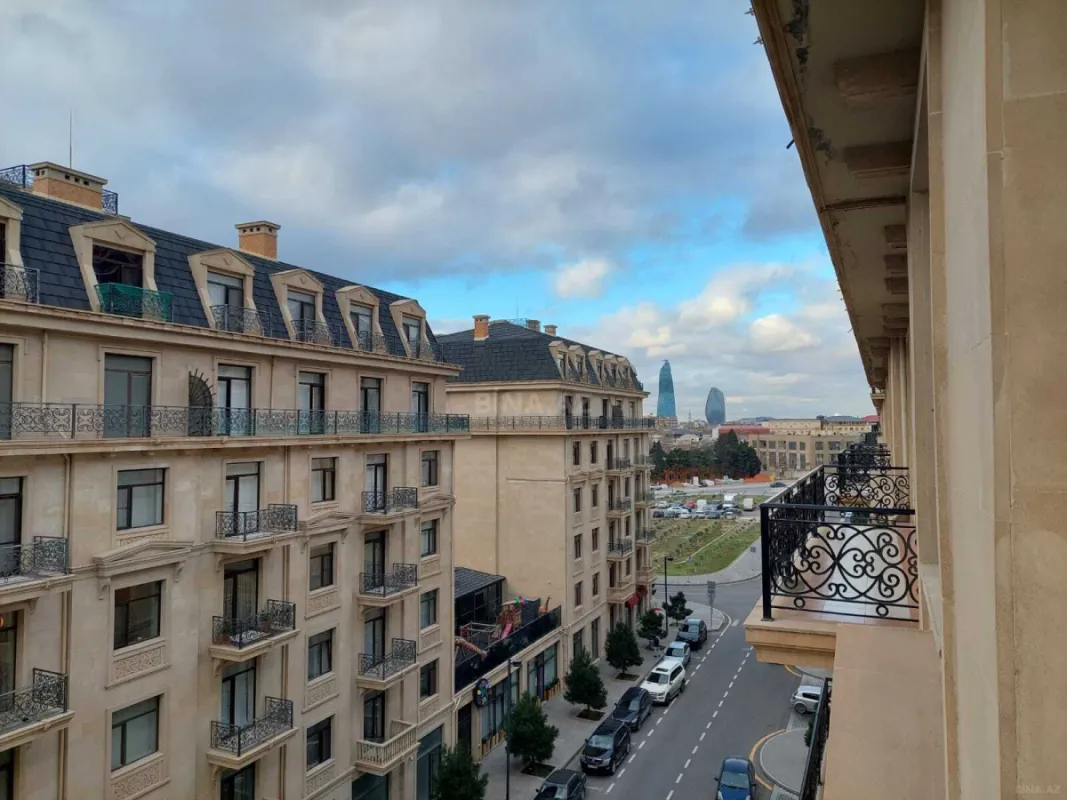 Satılır 4 otaqlı mənzil 180 m²