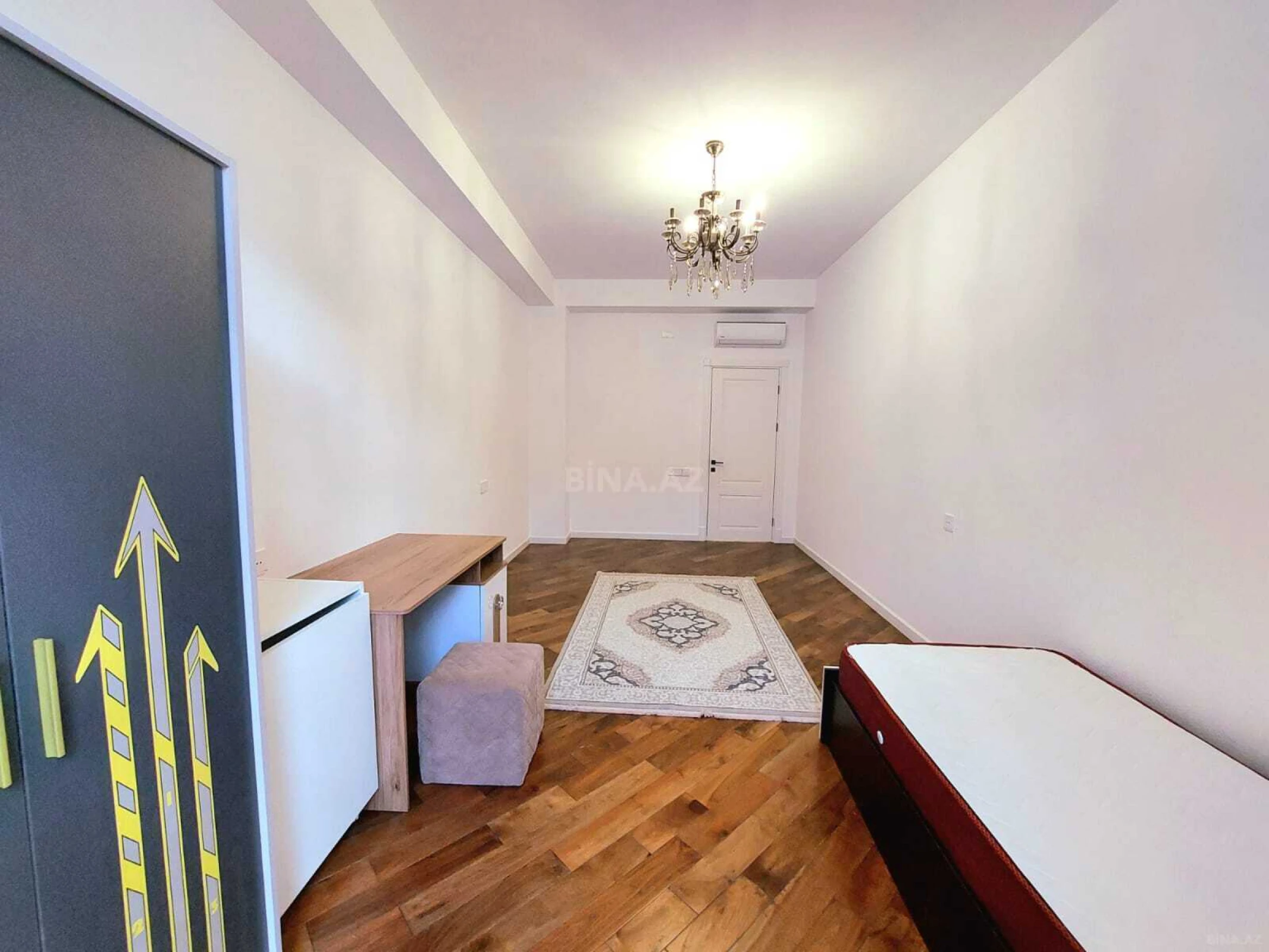Satılır 4 otaqlı mənzil 180 m²