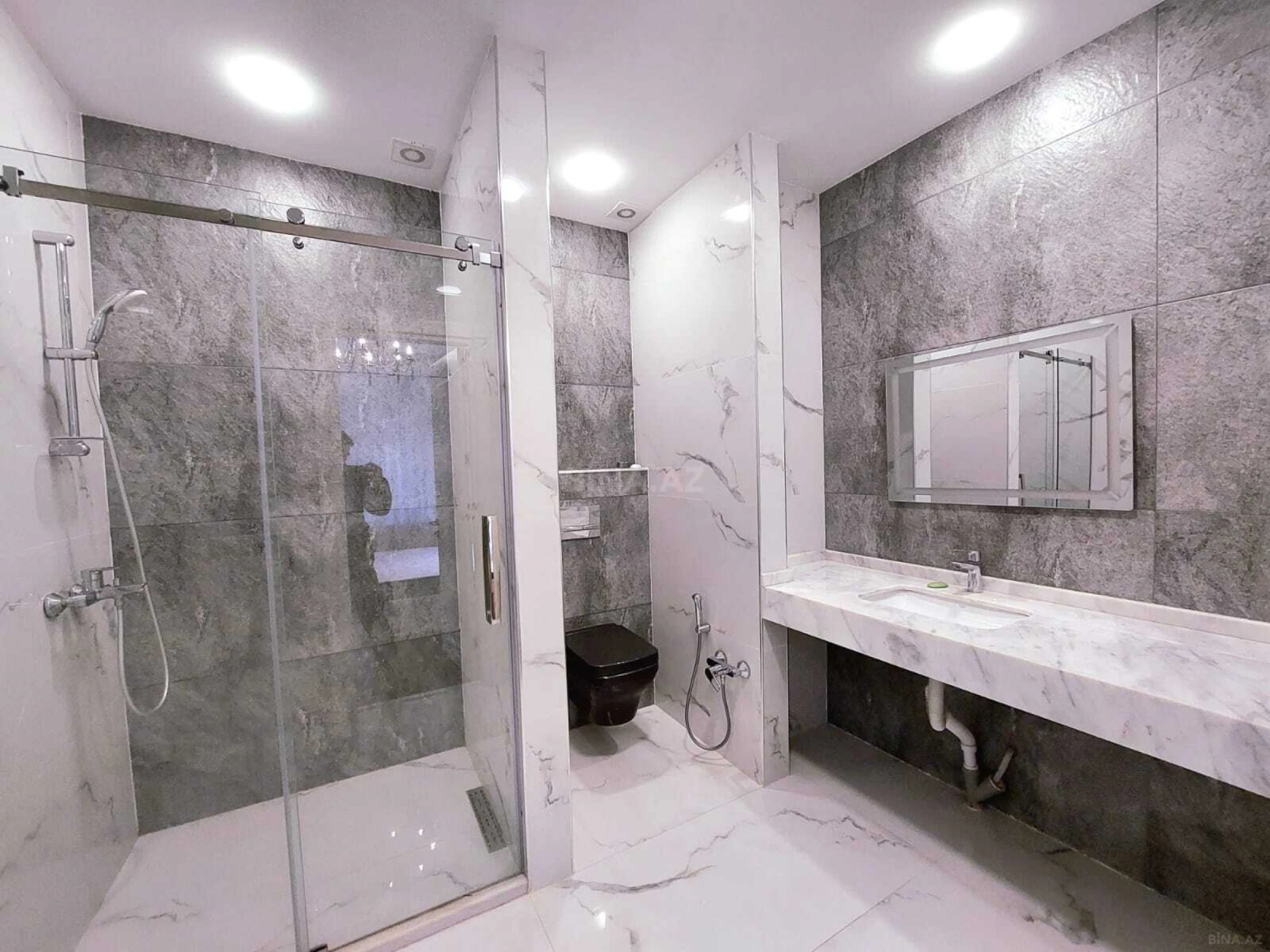 Satılır 4 otaqlı mənzil 180 m²