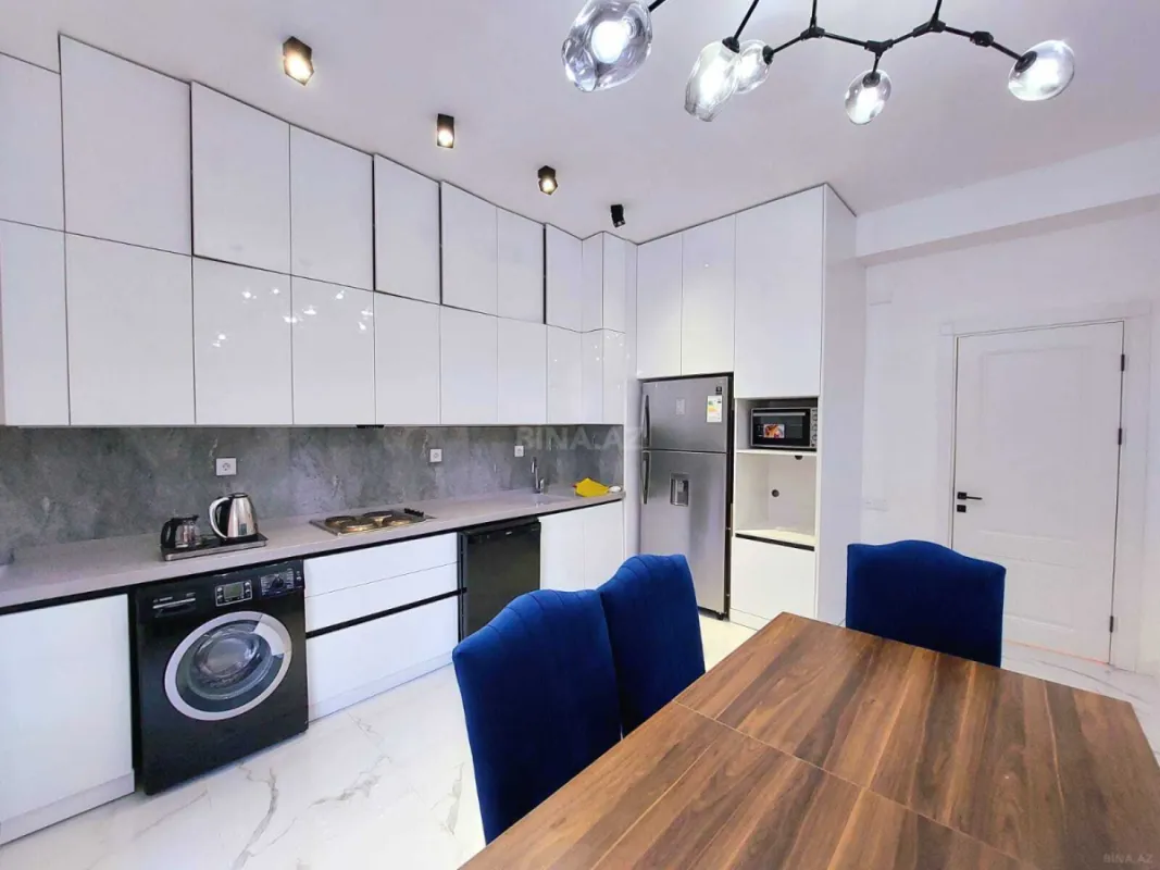 Satılır 4 otaqlı mənzil 180 m²