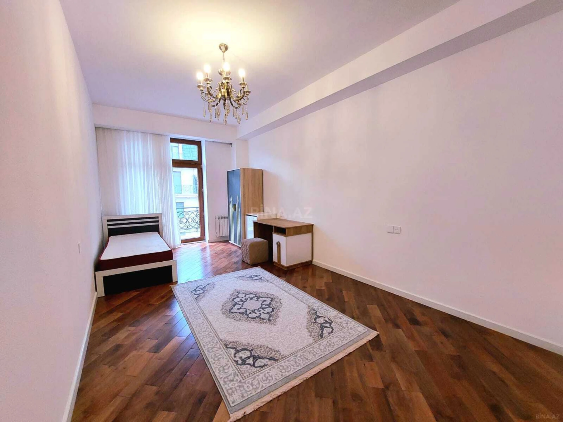 Satılır 4 otaqlı mənzil 180 m²