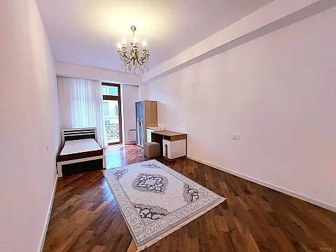 Satılır 4 otaqlı mənzil 180 m²
