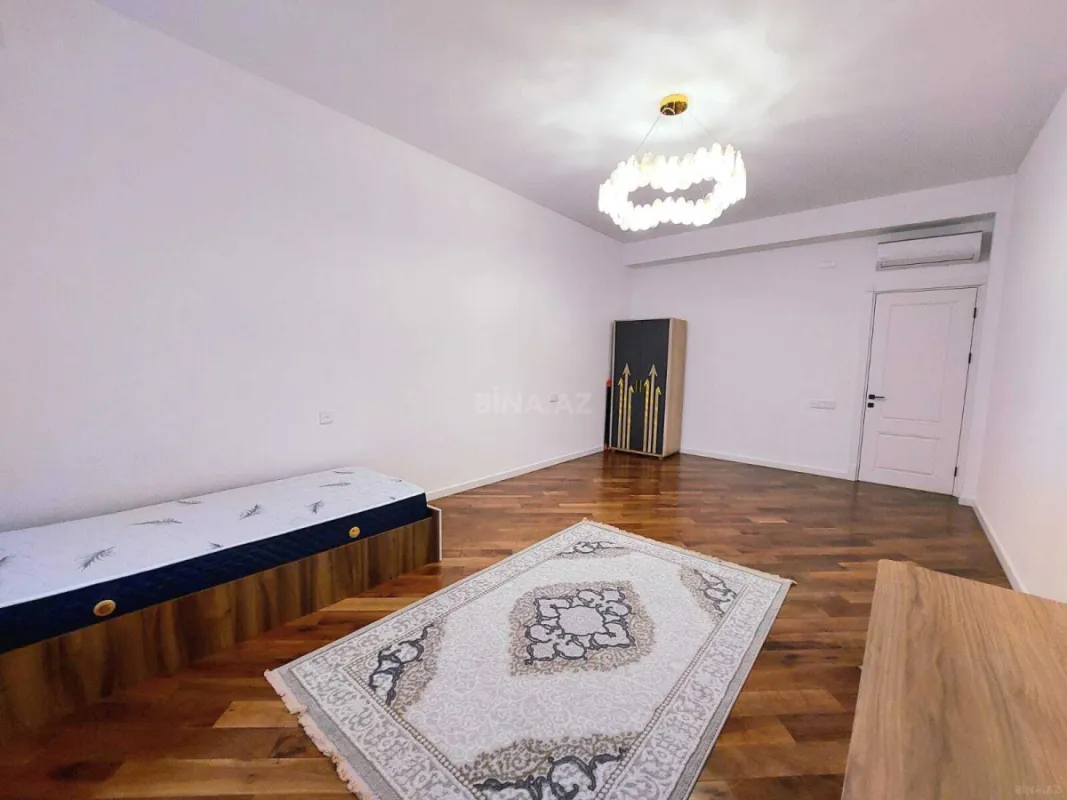 Satılır 4 otaqlı mənzil 180 m²