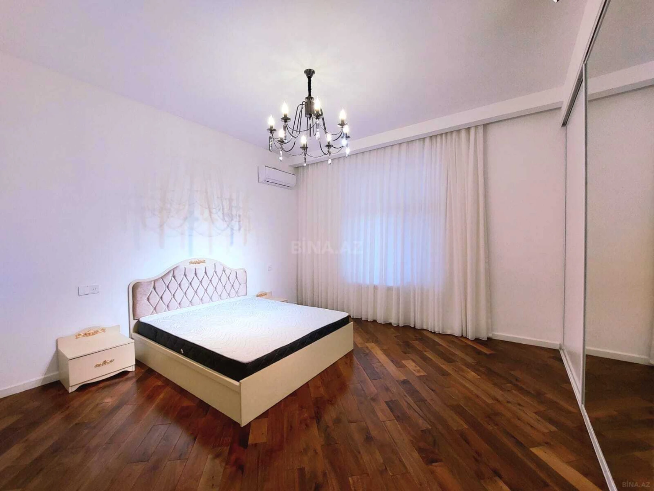 Satılır 4 otaqlı mənzil 180 m²
