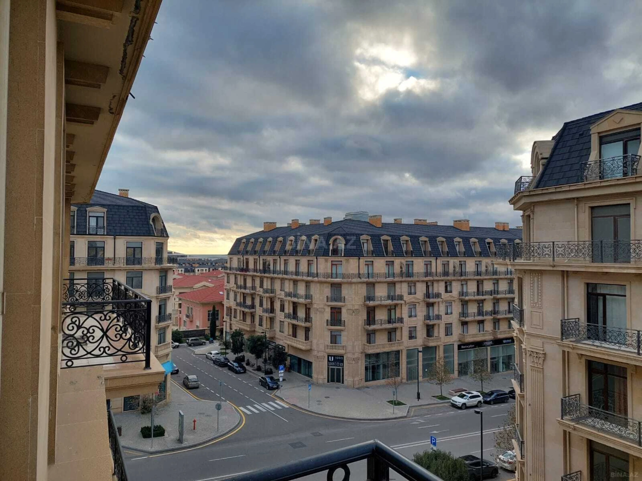 Satılır 4 otaqlı mənzil 180 m²