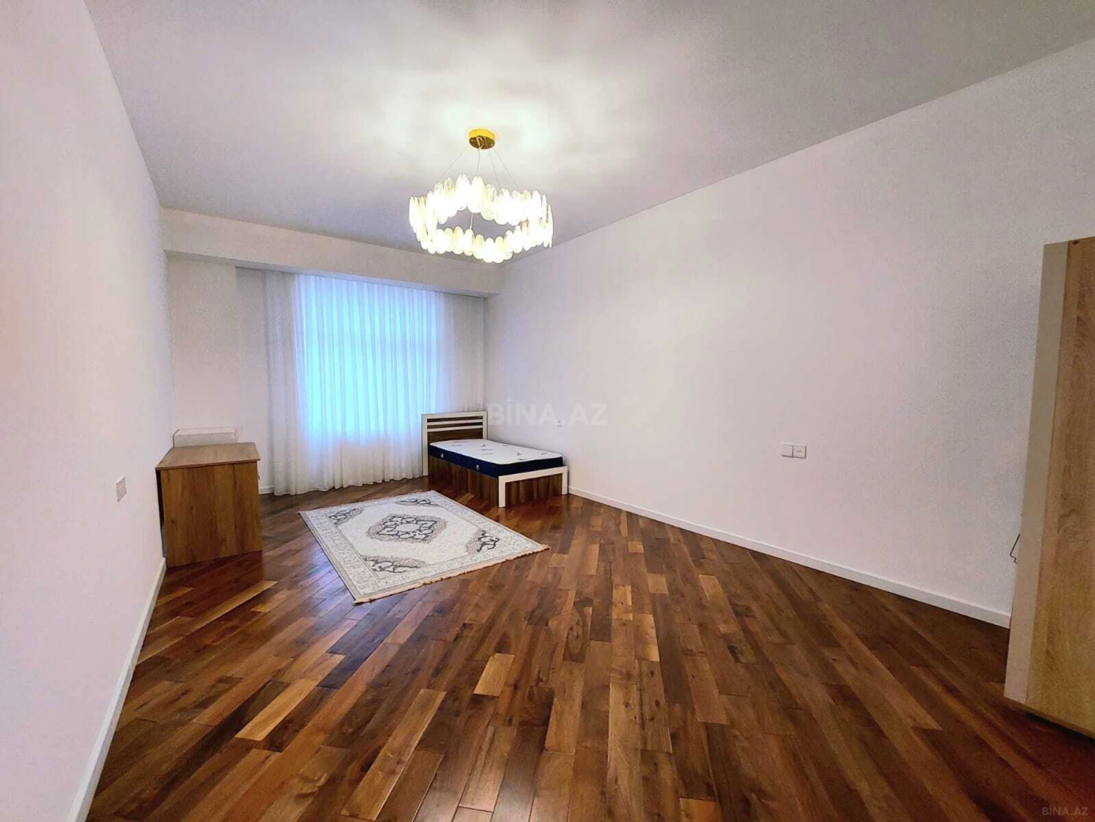 Satılır 4 otaqlı mənzil 180 m²