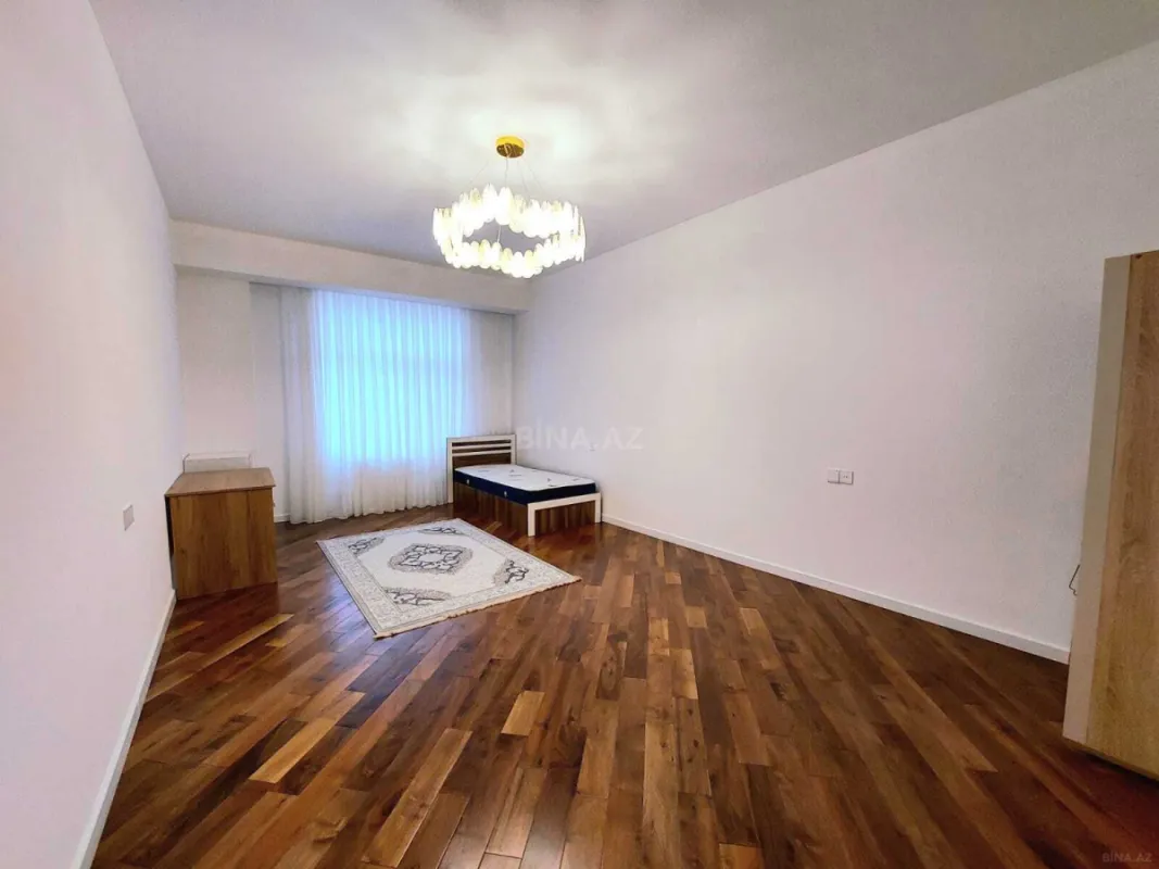 Satılır 4 otaqlı mənzil 180 m²